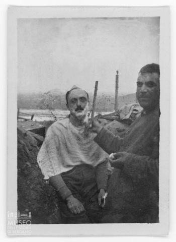 Militari si fanno la barba nelle retrovie sul Carso