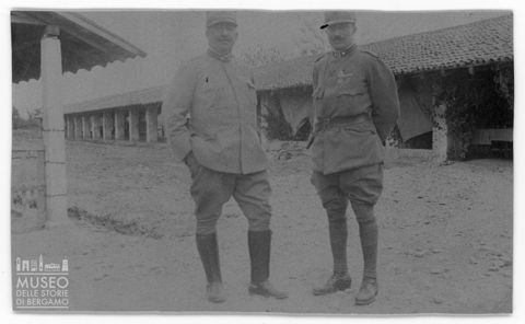 Ritratto di due militari della Brigata Pisa in una corte
