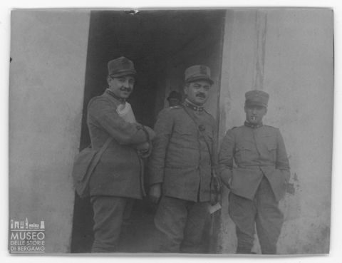 Ritratto di tre militari della Prima guerra mondiale presso la fornace di Romans d'Isonzo