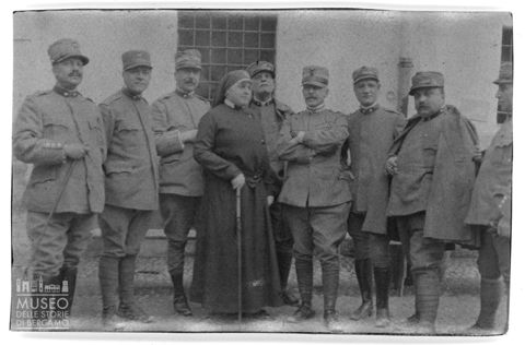 Ritratto di gruppo di militari e una suora
