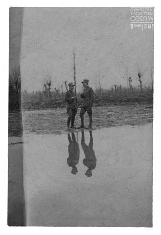 Ritratto di due militari e il loro riflesso in uno specchio d'acqua