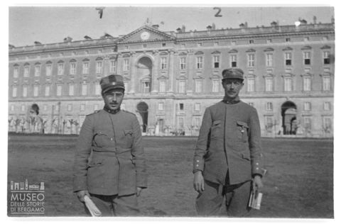 Due militari ritratti davanti al palazzo della Reggia di Caserta
