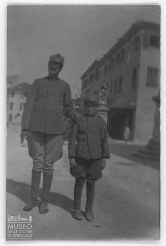 Ritratto di un militare con un bambino in divisa