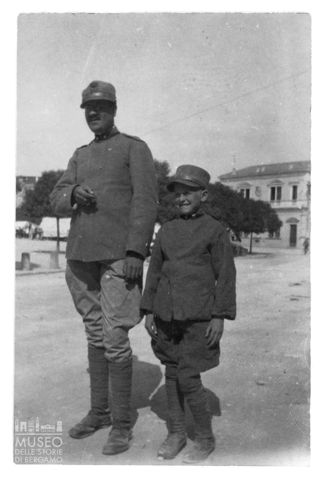Ritratto di un militare con un bambino in divisa