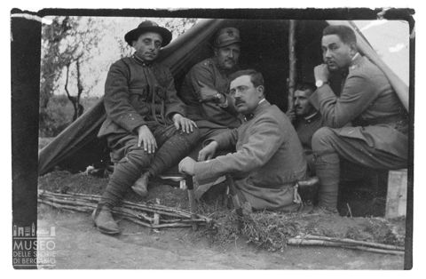 Luigi Pelandi con il reverendo Manzi e tre militari in una tenda da campo