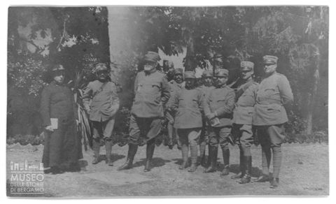Ritratto del maggiore generale Vecchio comandante della Brigata Pisa insieme al cappellano Manzi e ad altri militari nei pressi di Sdraussina.