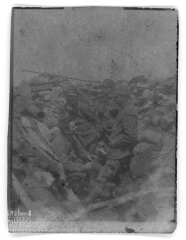 Gruppo di militari in trincea