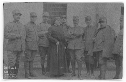 Ritratto di gruppo di militari e una suora