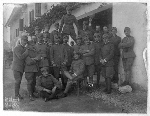 Ritratto di gruppo di militari del 30° Reggimento Fanteria