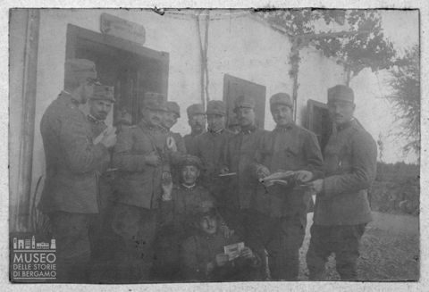 Ritratto di gruppo di militari del 30° Reggimento Fanteria