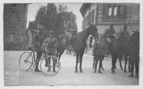Ritratto di militari con cavalli e bicicletta