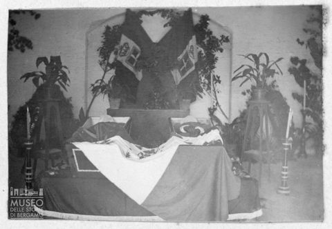 Catafalco a sostegno delle bare del colonnello Ronchi e del capitano Pannilunghi allestito durante il loro funerale