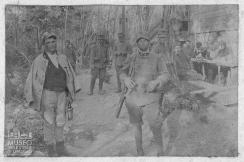 Gruppo di soldati vicino a delle baracche