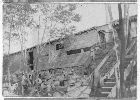 Gruppo di soldati sotto a delle baracche in legno