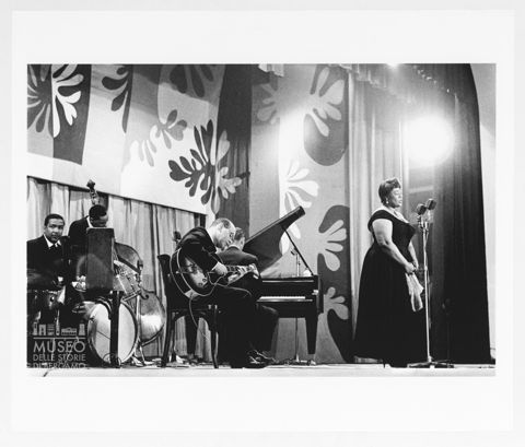 Ella Fitzgerald, Gus Johnson, Wilfred Middlebrooks, Jim Hall, Paul Smith durante un'esibizione