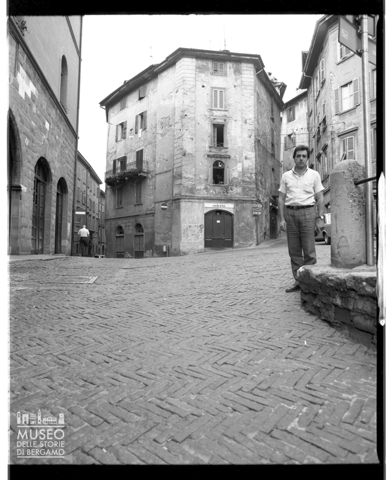 Scultura raffigurante Arlecchino e primi scatti con l'assistente di Sandro Da Re in Città Alta