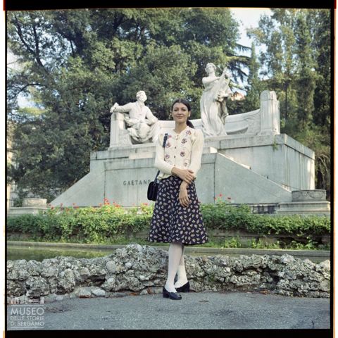 Bergamo, ritratti di Carla Fracci presso il monumento a Gaetano Donizetti