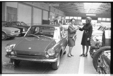 Consegna di un'automobile presso il salone Ghisalberti di Bergamo