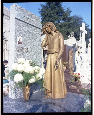 Monumento funebre realizzato da Ferruccio Guidotti