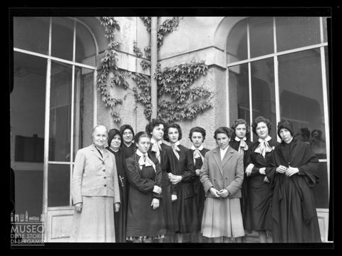 Ritratti di suore e alunne in un Istituto religioso