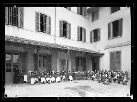 Suore e allieve dell'Istituto Sacra Famiglia