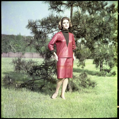 Ritratti di modella con abiti delle Confezioni Scarlett