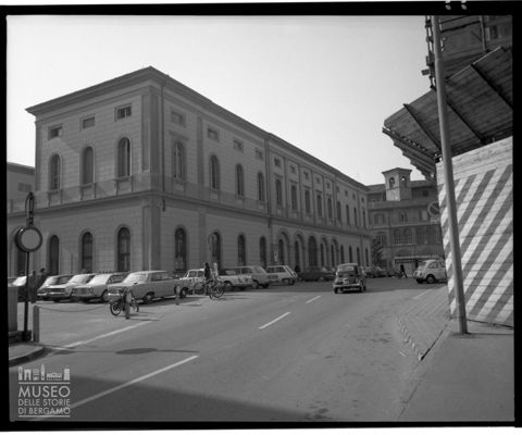 Vedute dell'ex Municipio di Bergamo dopo i restauri e altri cantieri edili