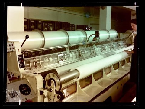 Macchinari e operai al lavoro nello stabilimento IMEC