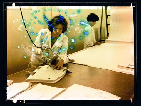 Donne al lavoro nello stabilimento IMEC di Paderno d'Adda
