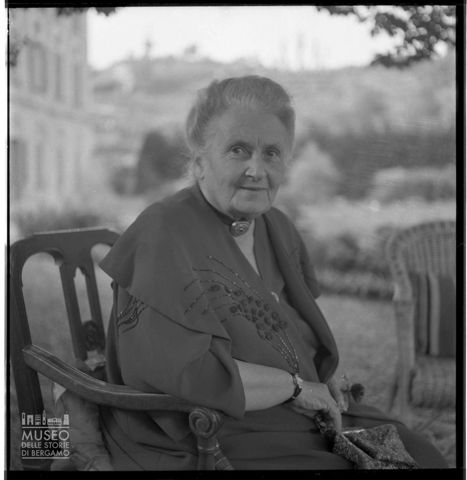 Ritratti di Maria Montessori e alunni della Casa dei bambini di Bergamo