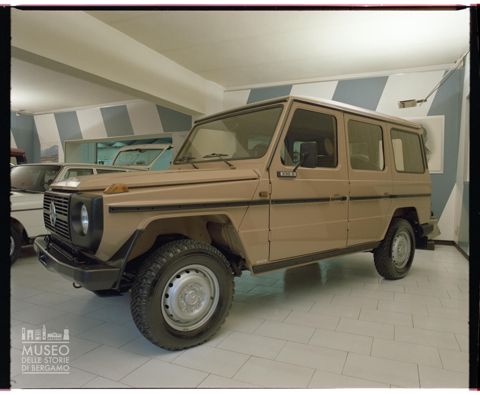Esposizione mezzi nel Salone dell'automobile Nava a Bergamo