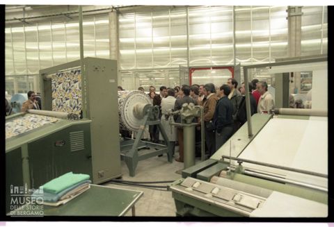 Gruppo di persone in visita allo stabilimento Reggiani