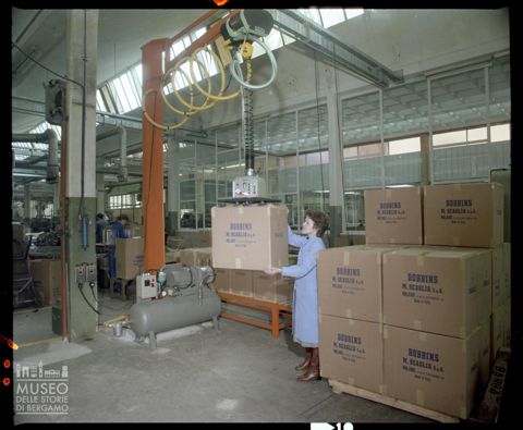 Sollevatore Liftronic in funzione nello stabilimento Scaglia
