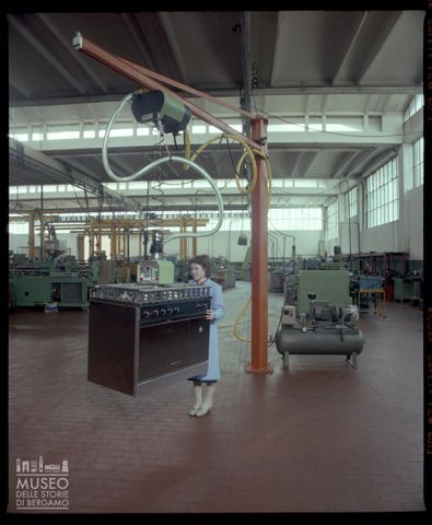 Sollevatore Liftronic in funzione nello stabilimento Scaglia