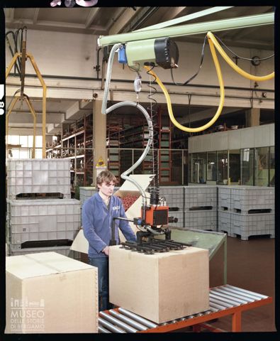 Sollevatore Liftronic in funzione nello stabilimento Scaglia