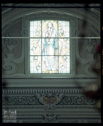 Vetrata nel Santuario della Madonna dei Campi a Stezzano