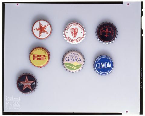 Tappi e bottiglia di prodotti Sanpellegrino