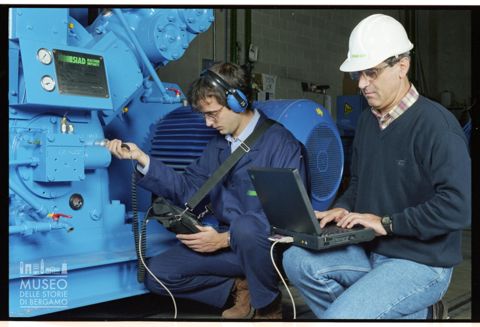 Lavorazioni e ritratti di gruppo nello stabilimento SIAD Macchine Impianti