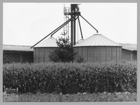 Silos adibiti alla raccolta ed essiccatura del granoturco a Bergamo