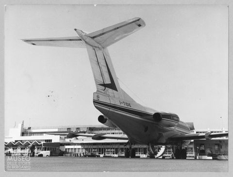 Un Fokker F28 all'aeroporto di Ciampino Ovest a Roma