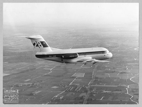Un Fokker F28 in fase di atterraggio