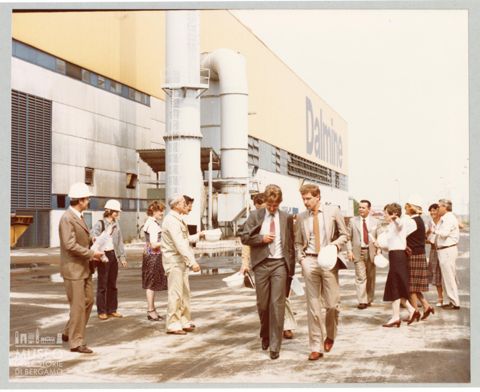 Alcuni partecipanti al congresso del 12-13 giugno 1981 fuori dall'industria Dalmine