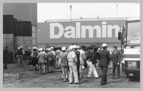 Alcuni partecipanti al congresso del 12-13 giugno 1981 fuori dall'industria Dalmine