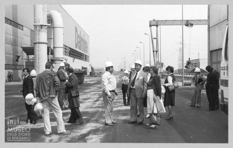 Alcuni partecipanti al congresso del 12-13 giugno 1981 fuori dall'industria Dalmine