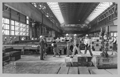 Alcuni partecipanti al congresso del 12-13 giugno 1981 in visita all'industria Dalmine