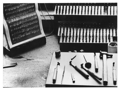 Le varie fasi dell'incisoria musicale: preparazione dell'attrezzatura per l'incisione della lastra
