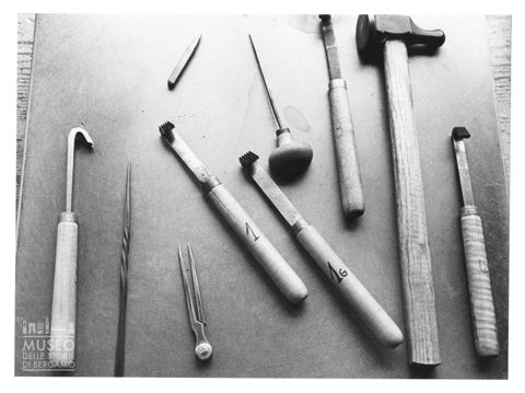 Le varie fasi dell'incisoria musicale: preparazione dell'attrezzatura per l'incisione della lastra