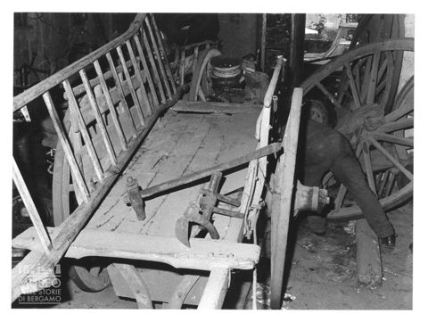 Un carro in riparazione