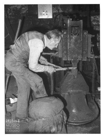 Un fabbro al lavoro presso il Maglio di Clanezzo