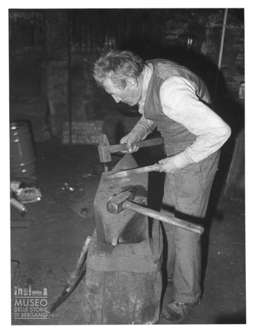 Un fabbro al lavoro presso il Maglio di Clanezzo